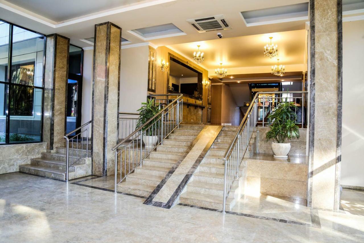 Grand Hotel غاغرا المظهر الخارجي الصورة